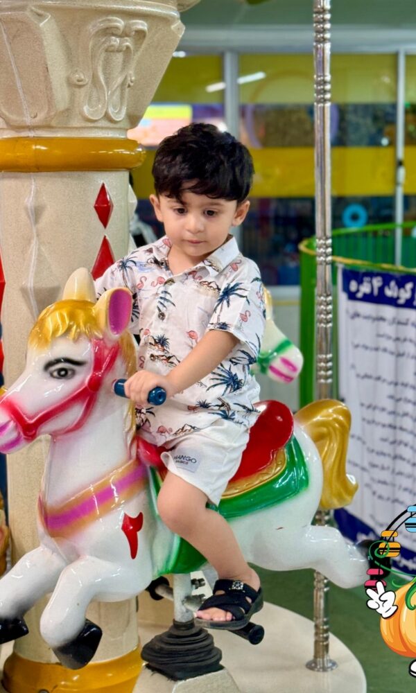 مری گوراند اسب در شهربازی طلایی آمل