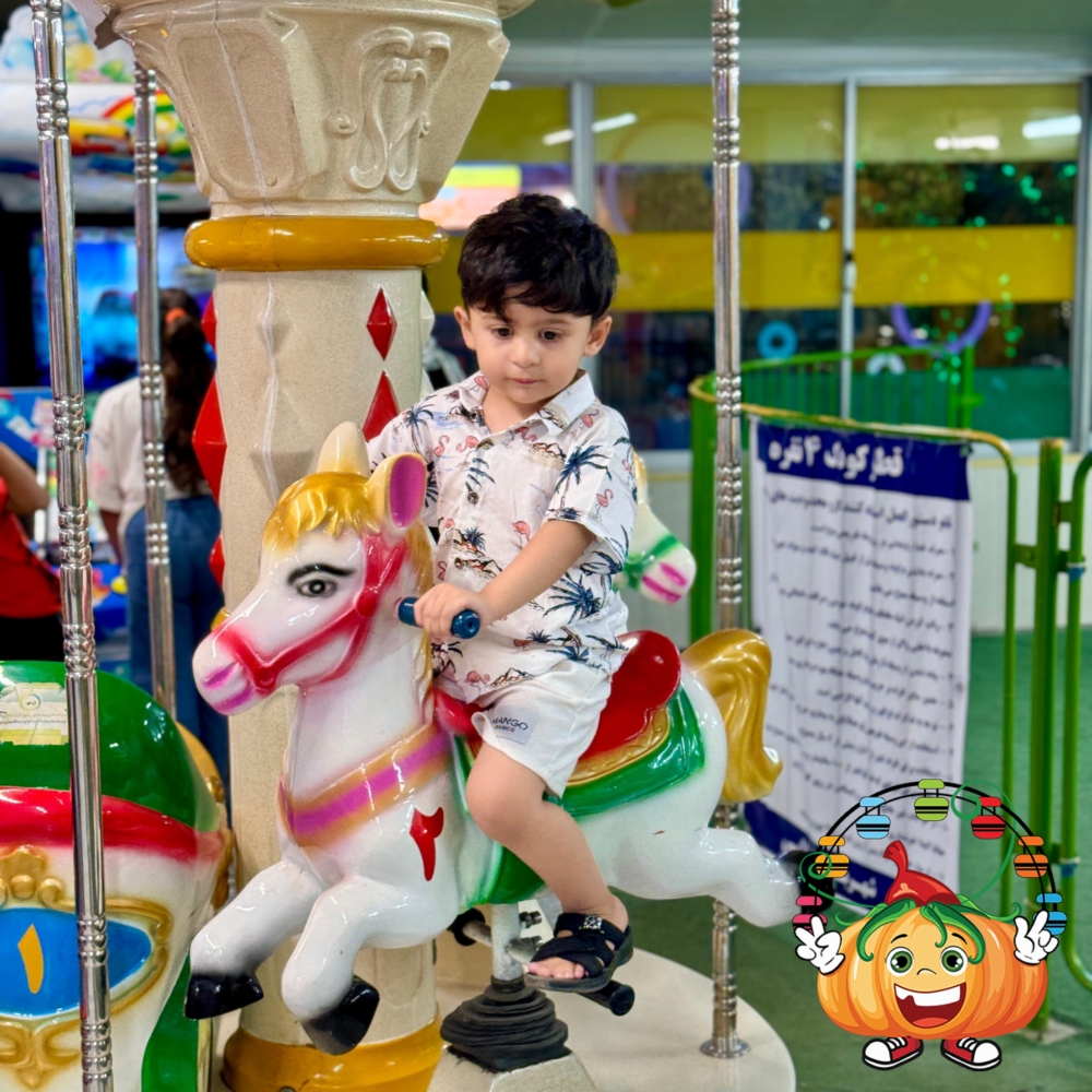 مری گوراند اسب در شهربازی طلایی آمل