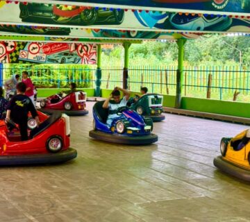 بازی ماشین برقی در شهربازی طلایی آمل