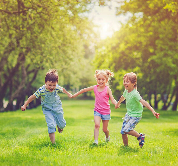 تأثیر بازی در فضاهای باز بر تقویت مهارت‌های حل مسئله و خلاقیت در کودکان